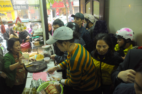 Queues form for Chung cakes in Hanoi's Old Quarter