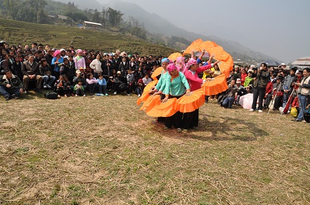 Sapa people offer a banquet of spring festivals