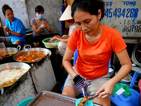 Special dishes make big profits for small Hanoi food stalls