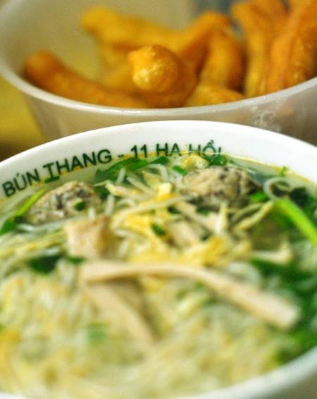 Special dishes make big profits for small Hanoi food stalls