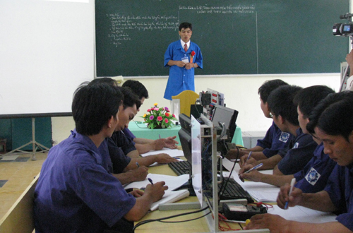 da nang city assists youths start of business