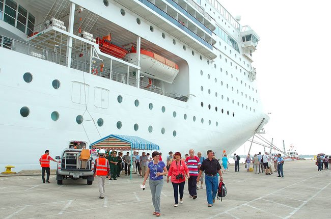 luxury cruise liner brings 600 tourists to da nang