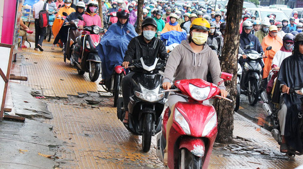 Hanoi joins HCMC to clear sidewalks of cars, beer joints