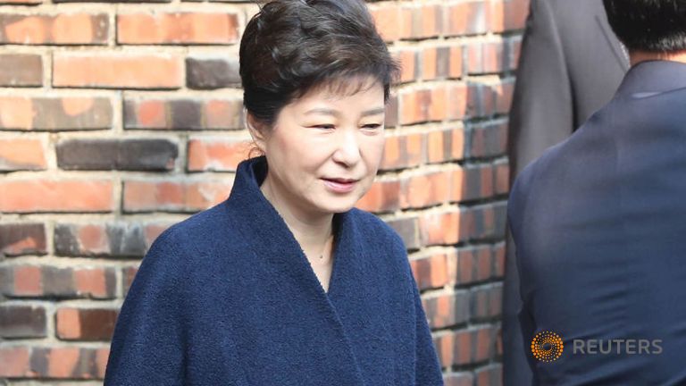 ousted south korean president park apologises promises cooperation in graft probe