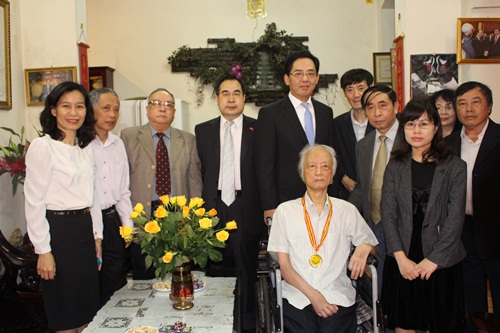 deputy chair of vietnam china friendship association receives medallion of appreciation