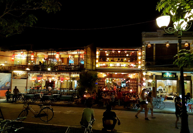 Hoi An tightens control over operation of bars, restaurants at night