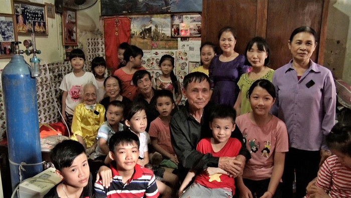 Vietnamese children search for father's shadow in Japan