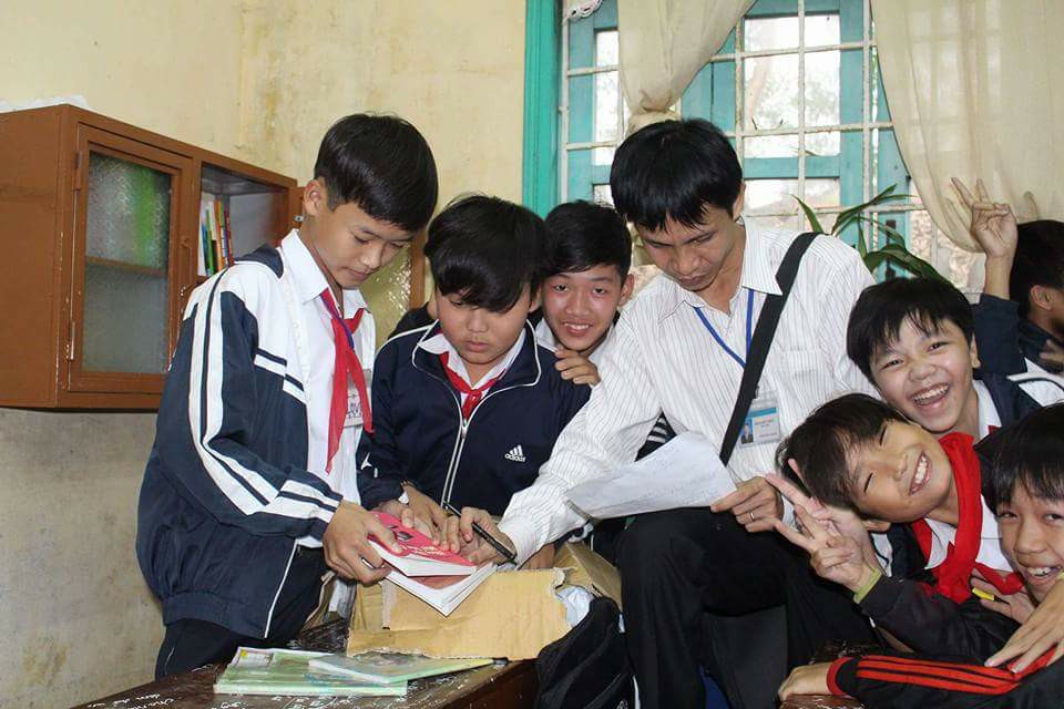 bibliophile brings books to children in quang tri