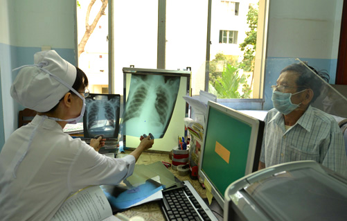 People in Ho Chi Minh City receive free TB check-up