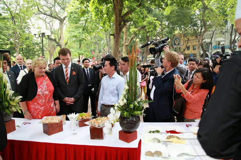 norwegian pm joins hanoi street food event