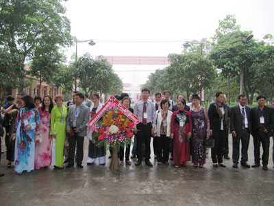 overseas vietnamese visit president ho chi minhs hometown