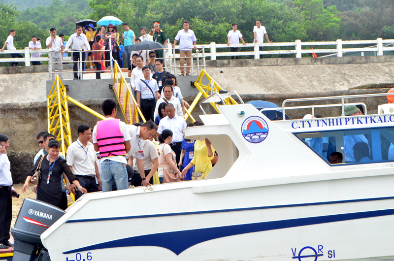over 40000 holidaymakers visit ha long bay on hung kings anniversary