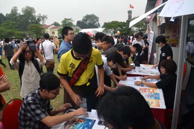Vietnamese youth interested in Japanese tactical game
