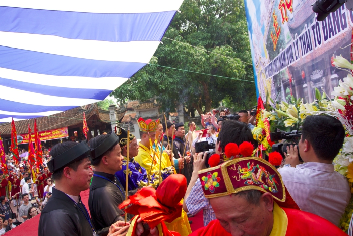 Thousands flock to Lý Kings festival