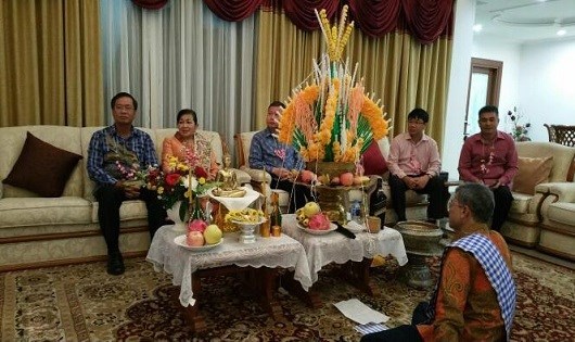 vietnamese embassy in indonesia greets laos on traditional new year