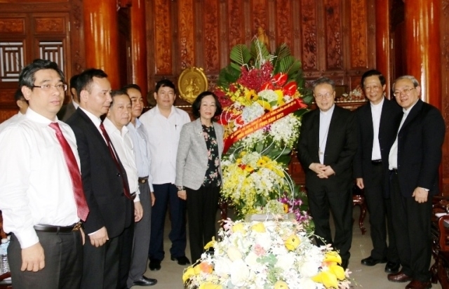 Politburo member Truong Thi Mai congratulates Catholics, Protestants on Easter