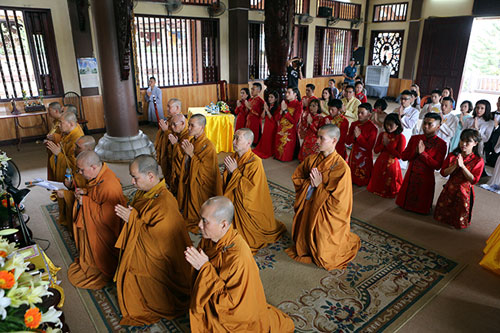 Buddhist wedding ceremony organised for 14 couples in Hanoi