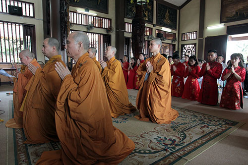 Buddhist wedding ceremony organised for 14 couples in Hanoi