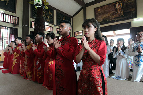 Buddhist wedding ceremony organised for 14 couples in Hanoi