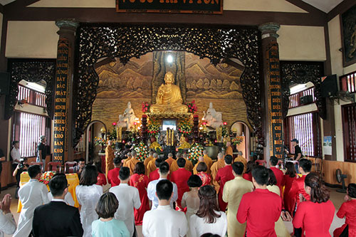 Buddhist wedding ceremony organised for 14 couples in Hanoi