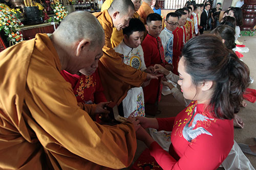 Buddhist wedding ceremony organised for 14 couples in Hanoi