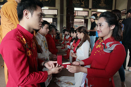 Buddhist wedding ceremony organised for 14 couples in Hanoi