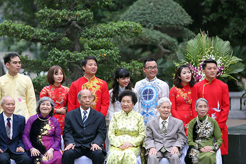 Buddhist wedding ceremony organised for 14 couples in Hanoi