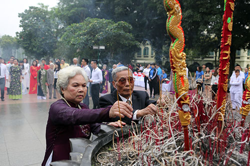 Buddhist wedding ceremony organised for 14 couples in Hanoi