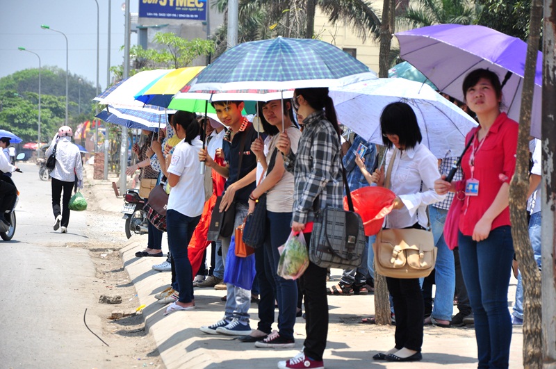 the elderly children in hcm city advised to stay in avoid outside heat