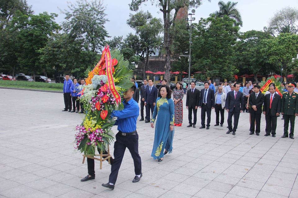 hanoi leaders lay flowers at lenins statue