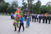 hanoi officials pay tribute to lenin on his birthday