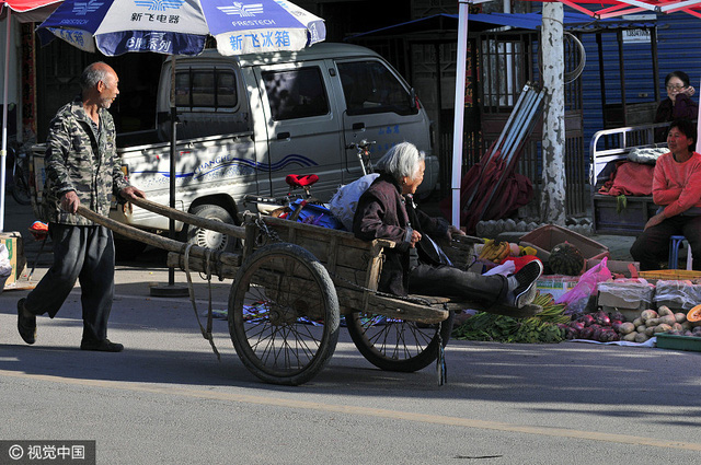 Touching: Chinese 64-yr-old man taking care of his 80-yr-old mom