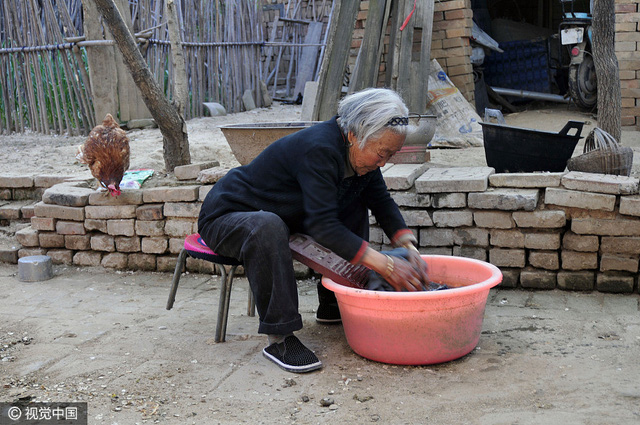 Touching: Chinese 64-yr-old man taking care of his 80-yr-old mom