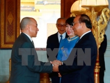 Prime Minister tightens amity with Cambodian royal family