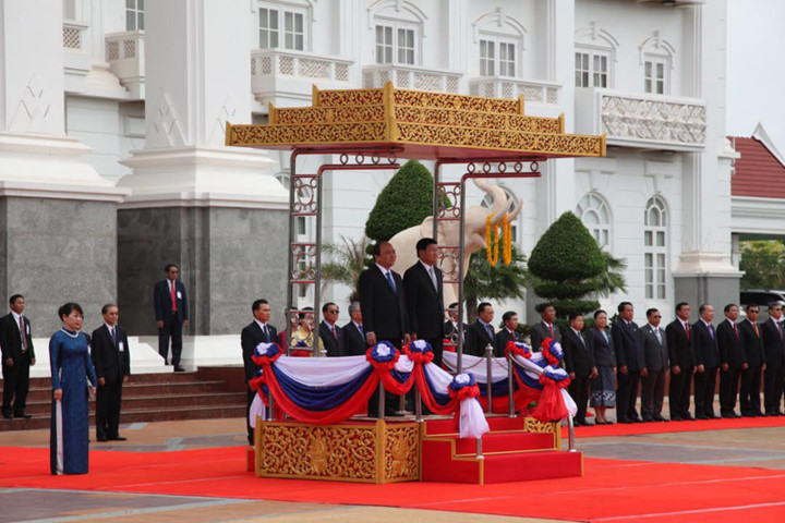 Prime Minister and spouse begin Laos visit