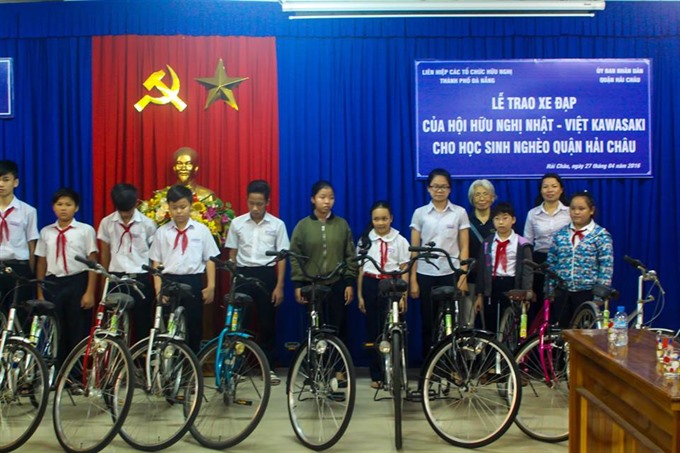 The Japan-VN Friendship Association donates hundreds bikes to Vietnam poor kids