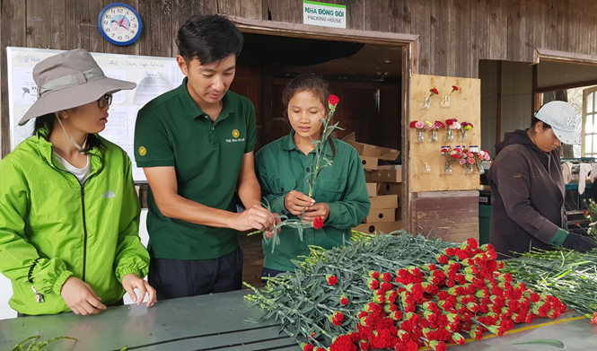 japanese agriculturist loves da lat flowers