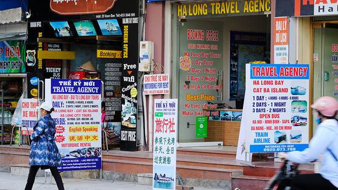 Ha Long tourism area suffused with Chinese ads billboards
