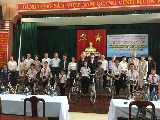 kawasaki branch of japan vietnam friendship association donates bicycles to poor children