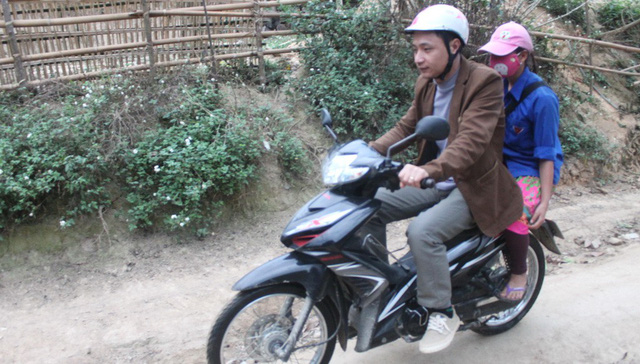 Vietnamese teachers travel in mountains to bring students back to school