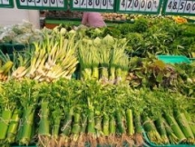 vietnamese supermarkets replace plastic packaging with banana leaves