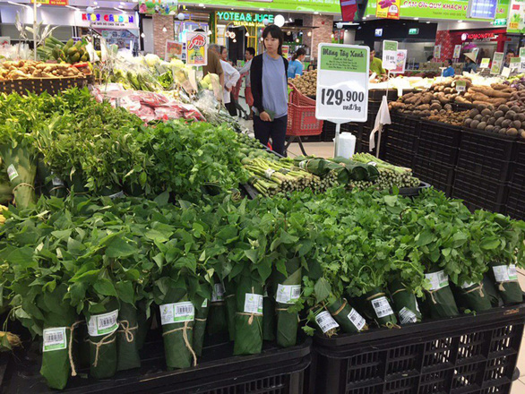 Vietnamese supermarkets replace plastic packaging with banana leaves