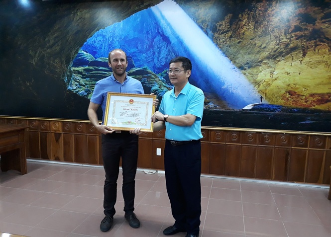 MAG Vietnam Director Simon Rea honored for his contribution in mine clearance activities