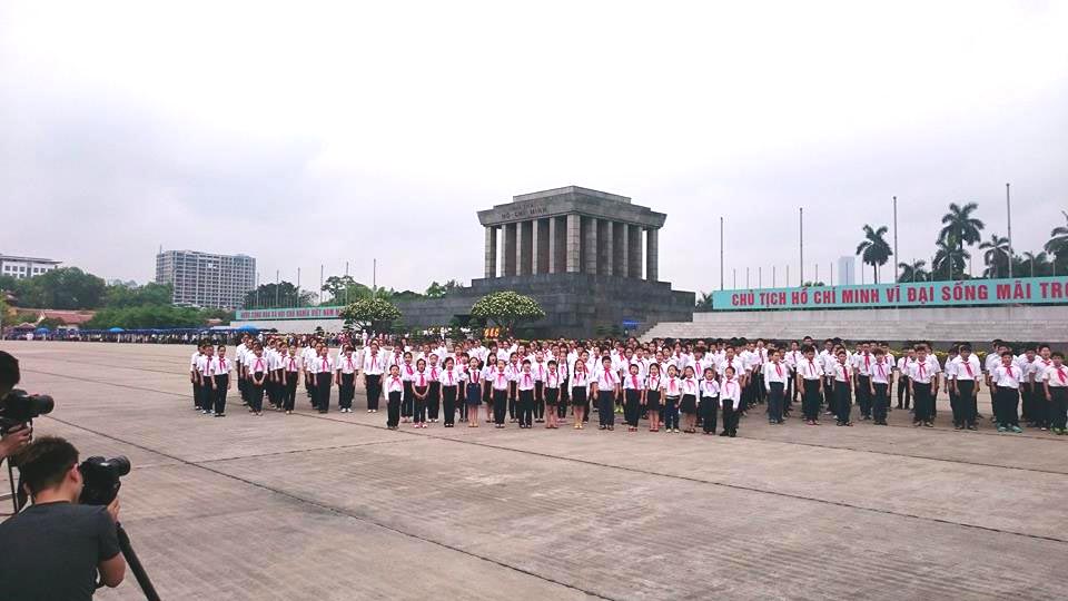 more than 1250 children sing a song on uncle ho