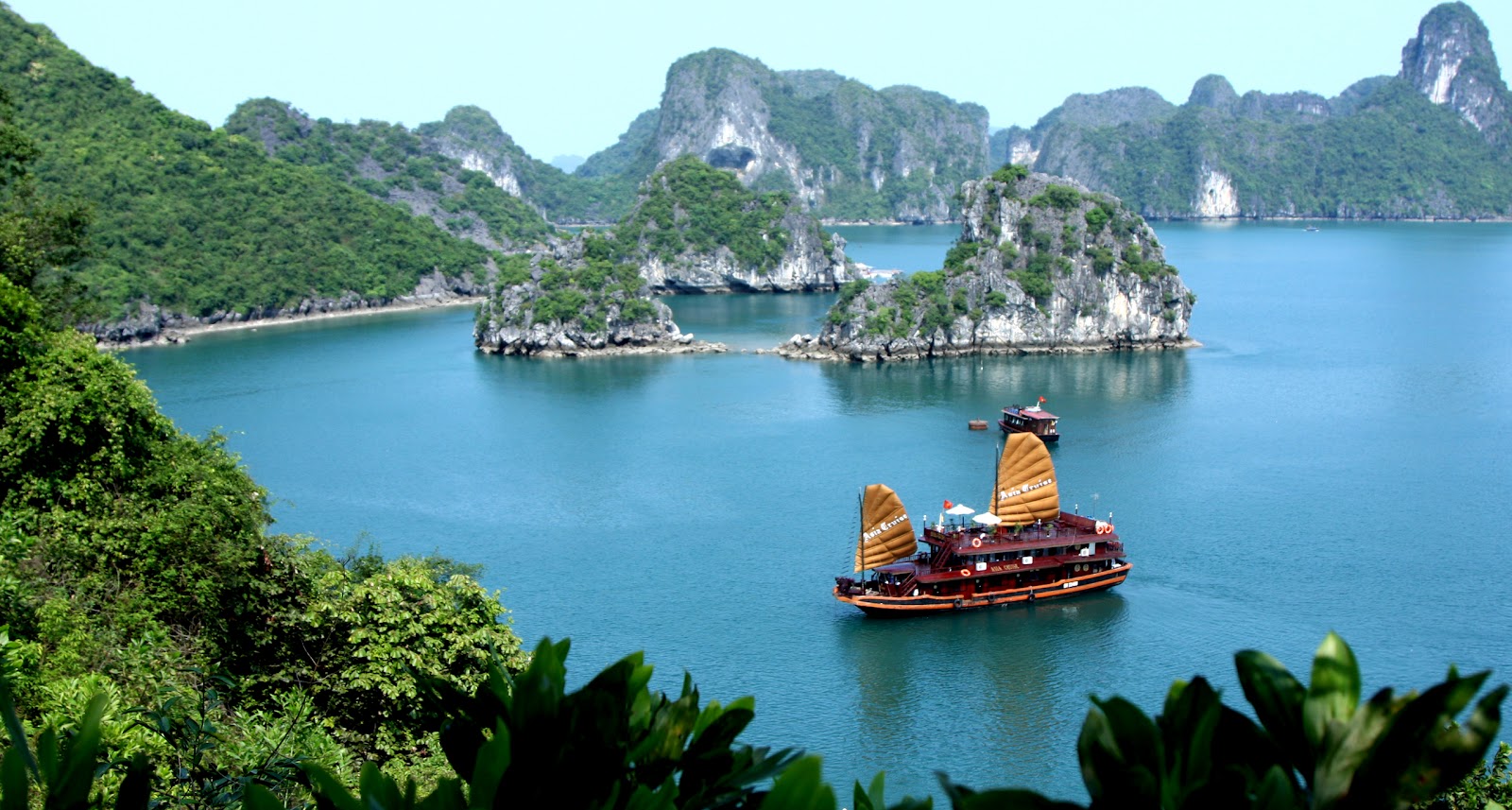 Ha Long bay listed among Top 15 amazing rock formations