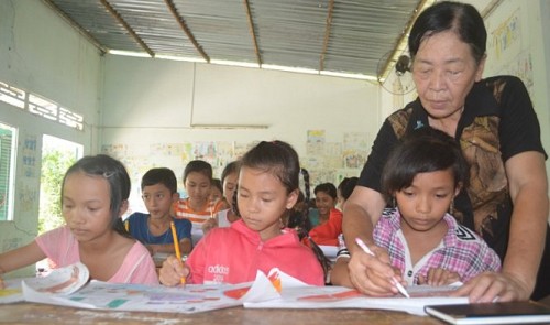 Vietnamese woman spends 10 years educating kids on health, environmental protection for free
