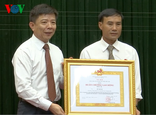 presenting third class labour medal to men who discovered son doong cave