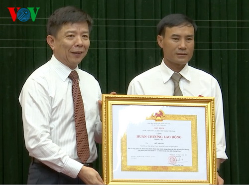 Presenting third-class labour medal to men who discovered Son Doong cave