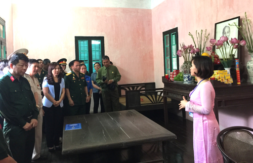 hanoi officials commemorate president ho chi minhs birthday