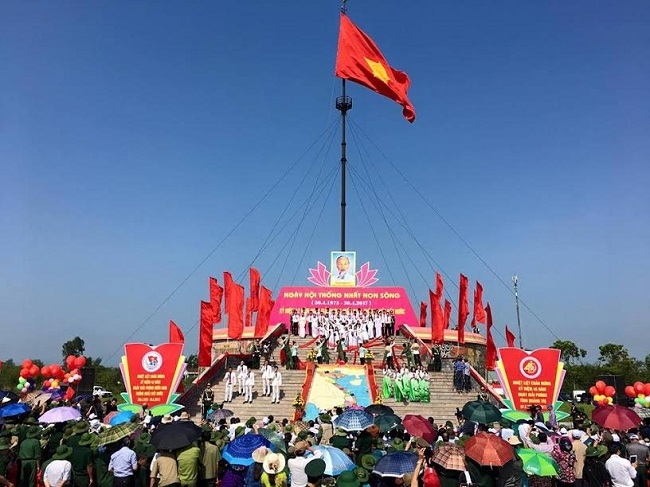 Flag-raising ceremony in Quang Tri marks National Reunification Day